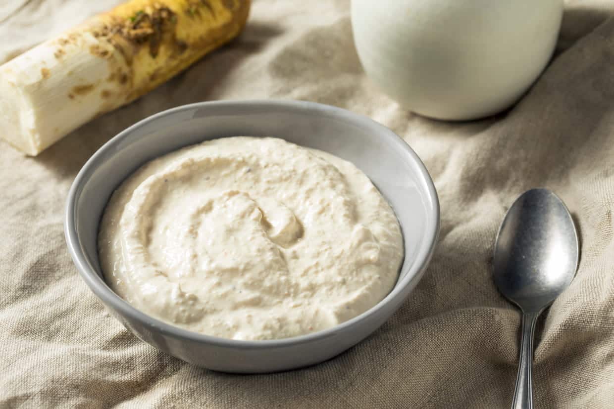 fromage au raifort dans un bol